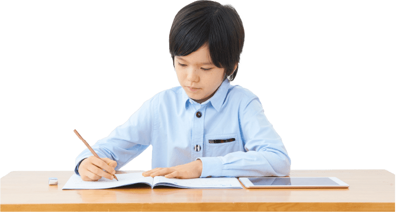 自宅学習をしている学生の画像