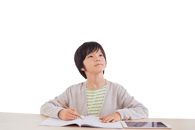 自宅学習をしている学生の画像