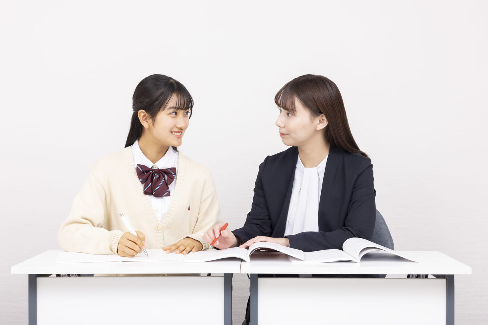 先生と生徒が一緒に勉強している様子