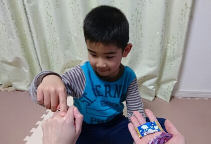 解説掲載の算数体験「どっちが多い?」も、お子さまが夢中になるゲームです