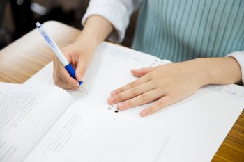 「予習→授業→復習」のサイクルで学習習慣と知識の定着を促す