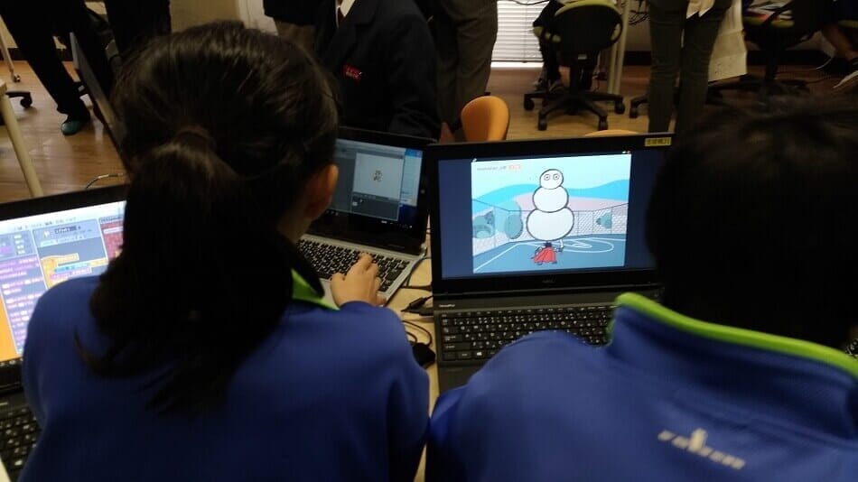 中学校のプログラミング授業中の生徒の様子