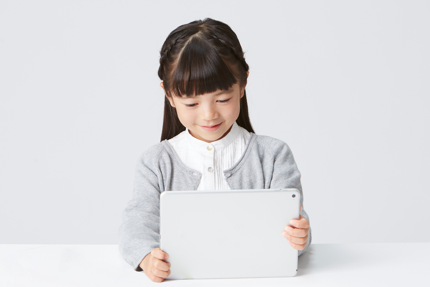 女の子がタブレットに集中している写真