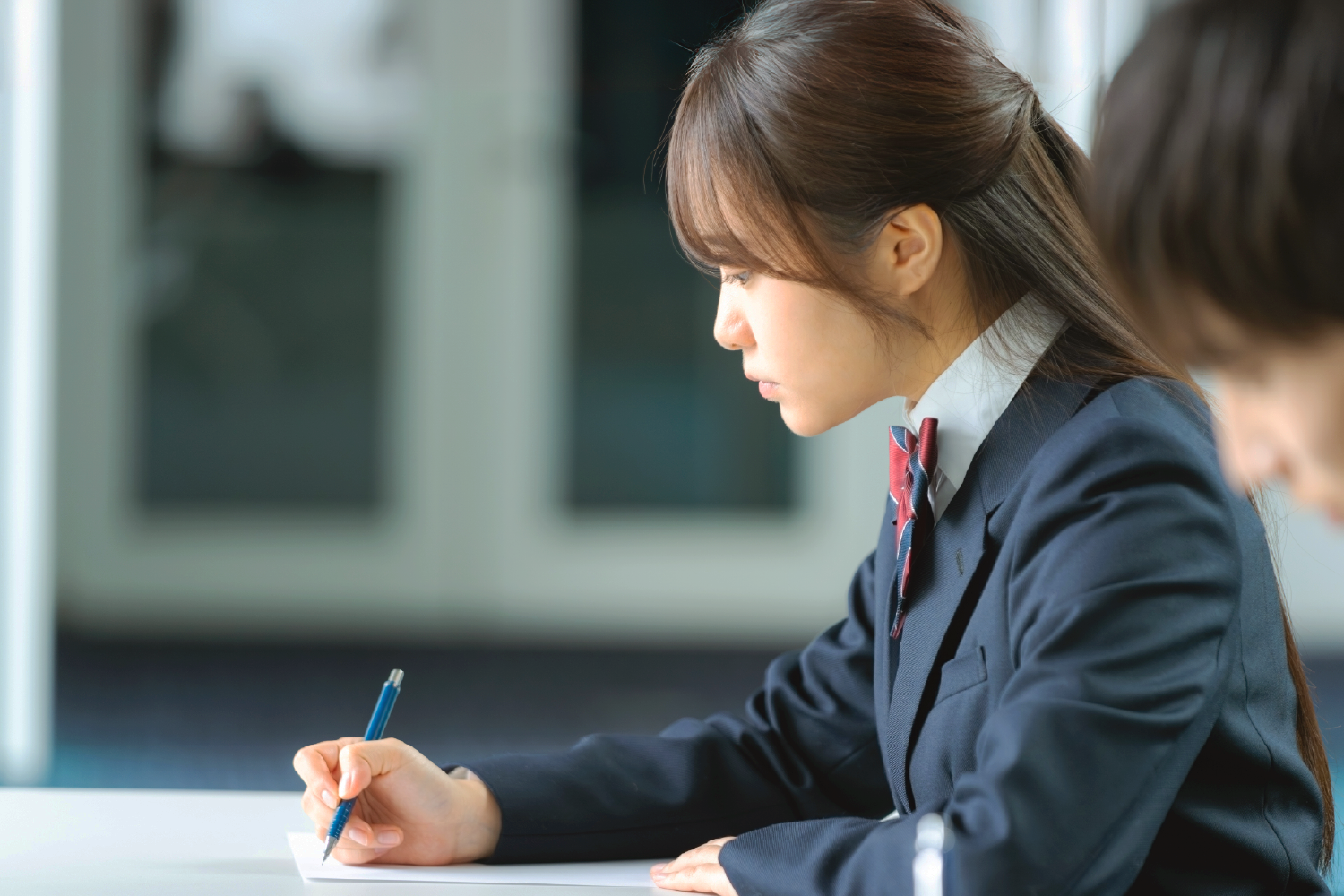 試験を受けている様子の女子学生